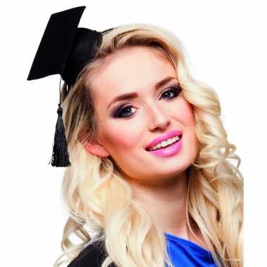 Doctoraal hoedje op tiara